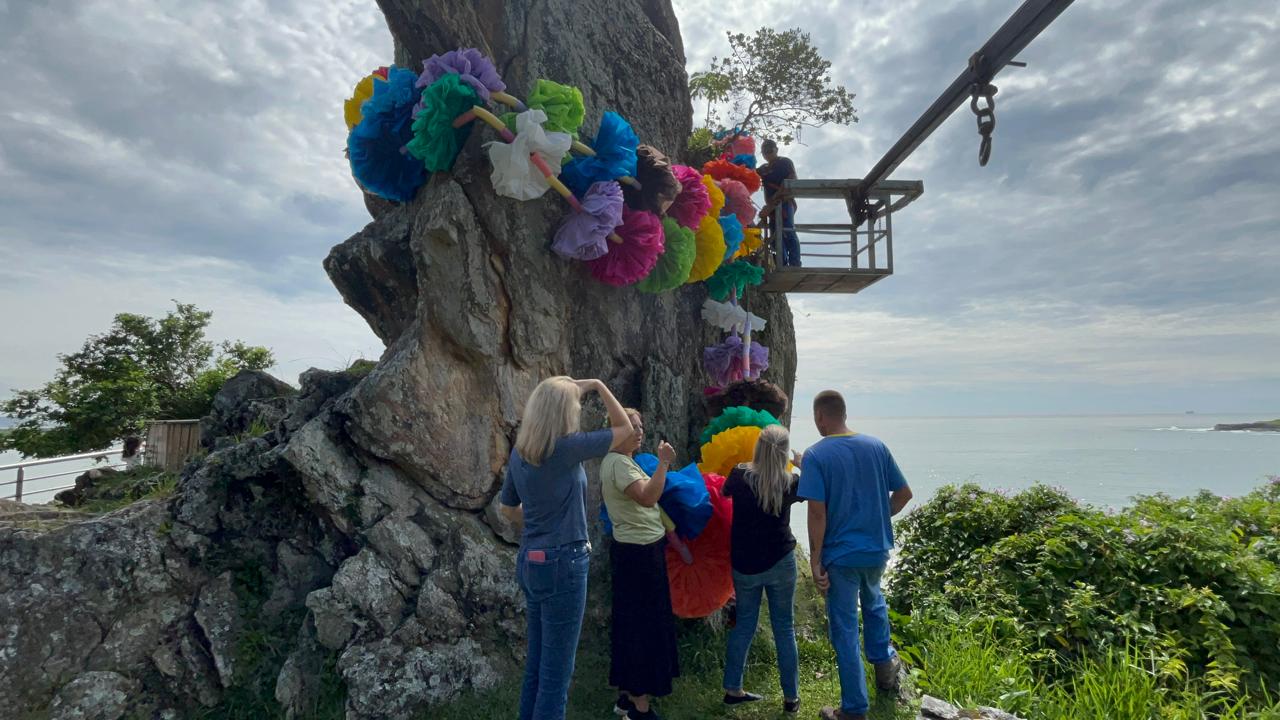 Carnaval Papa Siri: Bico do Papagaio ganha um gigante colar havaiano 