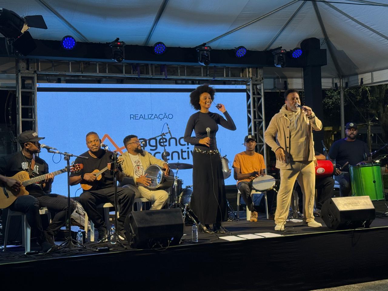 Happy Hour da Hercílio Luz leva centenas de pessoas ao centro de Itajaí com música e diversão