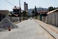 Rua Demétrio Izidoro Cardoso, na Praia Brava, ganha drenagem e pavimentação
